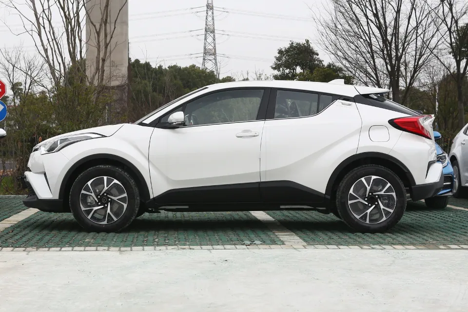 Toyota C-HR из Китая, вид сбоку