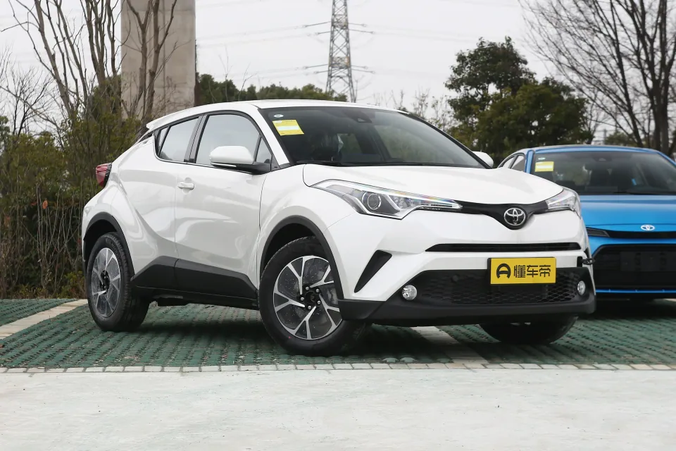 Toyota C-HR под ключ, вид спереди сбоку